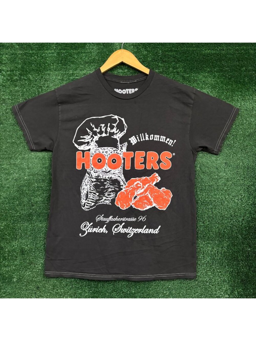 Hooters Switzerland 96 Willkommen T-Shirt Size Medium